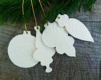 Set of 4 Christmas bubble shaped ornaments with lace imprint