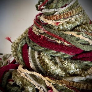 Nuovo - HUMBUG, 28 yd Adornment Fiber Art Bundle, Filato speciale per abbellimento