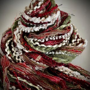 Nuovo - HOLIDAY LANE, 28 yd Adornment Fiber Art Bundle, Filato speciale per abbellimento