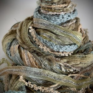 Nuovo - SERENE VALLEY, 28 yd Adornment Fiber Art Bundle, Filato speciale per abbellimento
