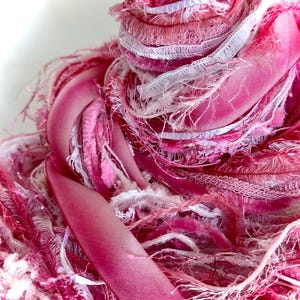 Nuovo pacchetto limitato - STRAWBERRY SWIRL, 28 yd Adornment Fiber Art Bundle, abbellimento con filato speciale