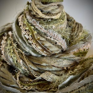 Nuovo - QUIET MEADOW, 30 yd Adornment Fiber Art Bundle, Filato speciale per abbellimento