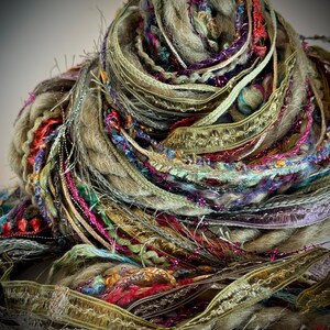 Novità - FORGOTTEN POSIES Adornment Fiber Art Bundle, Filato speciale per abbellimenti, 26 iarde