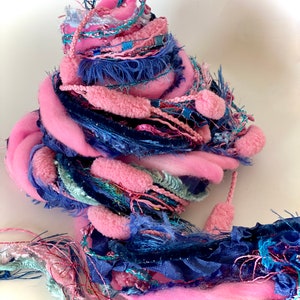Nuovo - TRICKLE TICKLE, 26 yd Adornment Fiber Art Bundle, Filato speciale per abbellimento