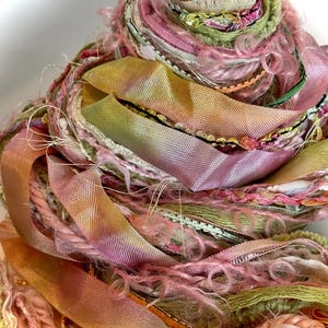 Novità - SPRING WHISPERS, 32 iarde di filati decorativi in fibre artistiche, abbellimento con filati speciali