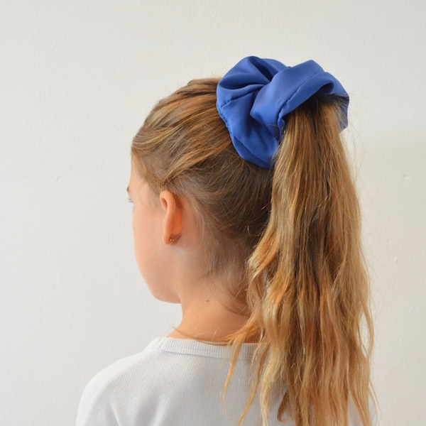 XXL Scrunchie aus glänzendem Satin: Handgemacht, 18 cm Durchmesser, Haarschonend, Hingucker in leuchtenden Farben; Muss für modernes Styling