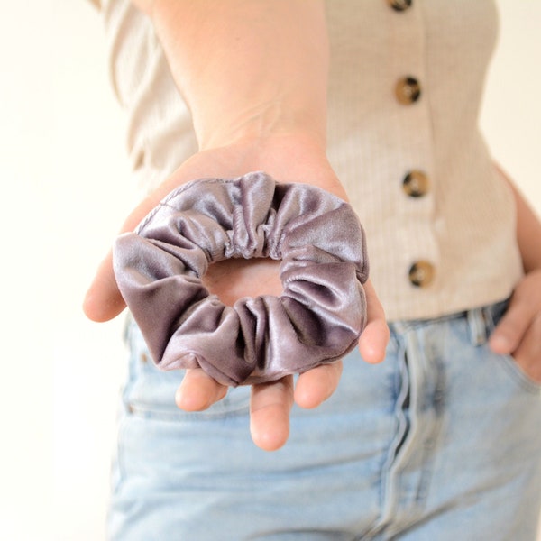 Velvet scrunchie - Nora (large modern cable tie / hair tie made of lilac velvet - super soft and gentle on your hair)