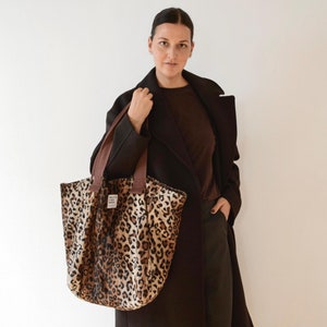 große XXL Tasche aus Leo Plüsch // zum Einkaufen, Baden, für die Sauna, als geiles Geschenk oder für dich (große Tasche mit Leo Print)