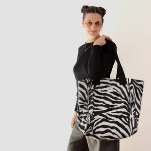 große XXL Tasche aus Zebra Plüsch // zum Einkaufen, Baden, für die Sauna, als geiles Geschenk oder für dich (große Tasche mit Zebra Print)