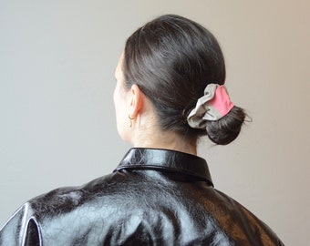 Scrunchie mit Leder, pink (einzigartig durch das Detail aus Kunstleder, für die Haare oder das Handgelenk) Haargummi mit pinken Leder