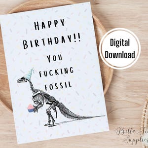 Happy Birthday You Fucking Fossil, digitale kaart, direct downloaden, grappige verjaardagskaart, oudere verjaardag, over de heuvel, volwassen kaart, dinosaurus