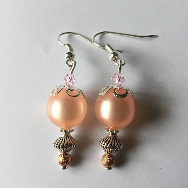 Boucles d'oreille roses perle givrée, cristal swarowski, perles métal argenté et perle stardust or rose