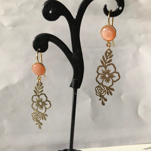 Boucles d'oreilles à fleurs, fines boucles dorées, bijou avec pierre de gemme