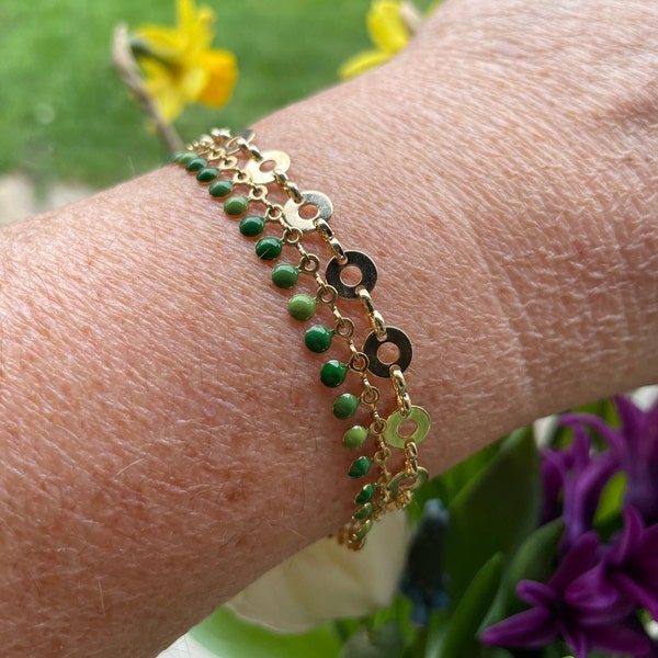 Bracelet chaînes dorées, bracelet vert,  bracelet double rang,