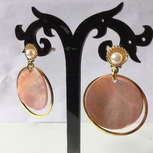Shell earrings, holiday loops, golden nails with fine gold