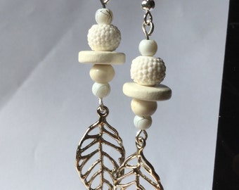 Boucles d'oreilles blanches, boucles perles blanches, feuilles.