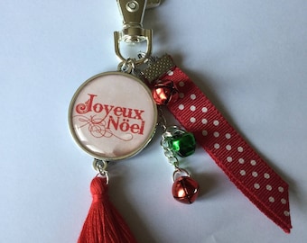 Porte clés Noël,  bijou de sac "joyeux Noel", cabochon de résine, ruban, perles grelots, pompon de fils