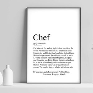 Può includere: Arte da parete stampabile in bianco e nero con una definizione della parola "Chef" in tedesco. La definizione descrive una persona che ispira gli altri a raggiungere il loro pieno potenziale, supporta la loro crescita e fornisce guida e incoraggiamento. Il testo menziona anche che uno chef è noto per la sua empatia, il suo rispetto e il suo umorismo.