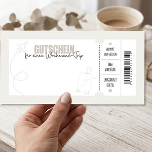 May include: A gift certificate with the text "GUTSCHEIN f&uuml;r einen Wochenend-Trip" in a light gray font. The certificate has a drawing of an airplane and a suitcase. The text "KOMMT VON HERZEN, 100% VORFREUDE, UNBEGRENZT G&Uuml;LTIG" is also visible.