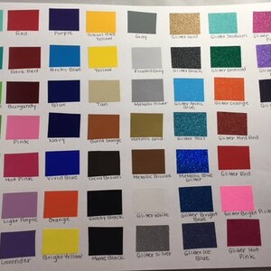 Op de afbeelding: Een kleurenkaart met diverse kleurstalen, waaronder tinten rood, blauw, groen en glitteropties. Elke staal is gelabeld met de bijbehorende kleurnaam, zoals "Seafoam", "Rood" en "Paars."