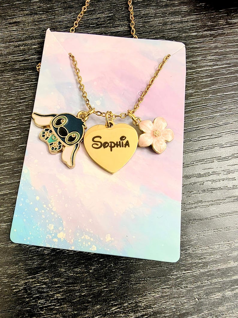 Puede incluir: Una taza de cer&aacute;mica blanca con un asa negra y el texto "But First, Coffee" en negro y negrita. La taza est&aacute; sobre una superficie blanca. La taza mide aproximadamente 10 cm de alto.