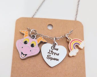 Collar con dije con nombre grabado personalizado de la imaginación de Little Spark, personaje de Figment, arcoíris, joyería de fantasía de Disney Park