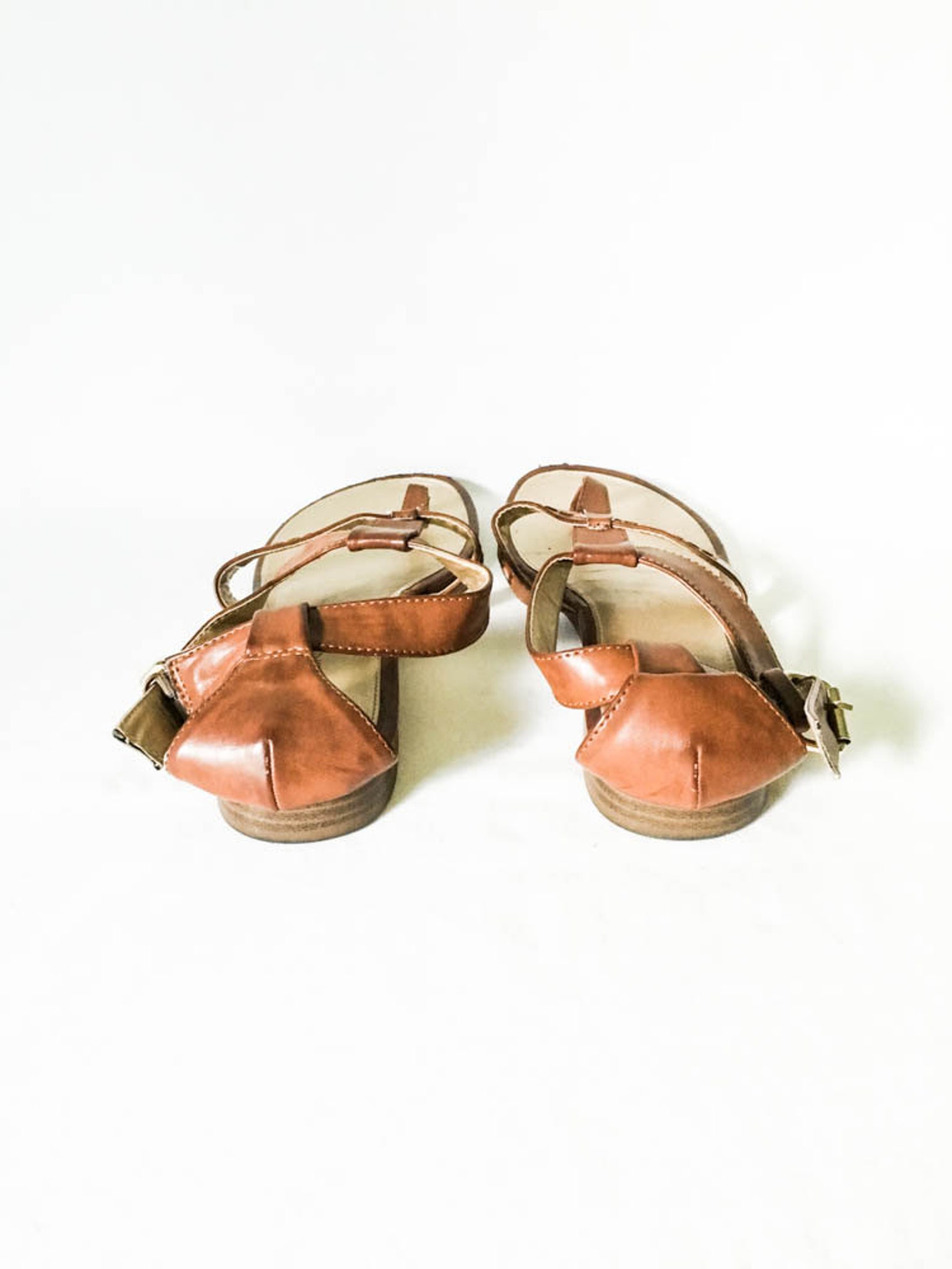 bandolino t strap sandals