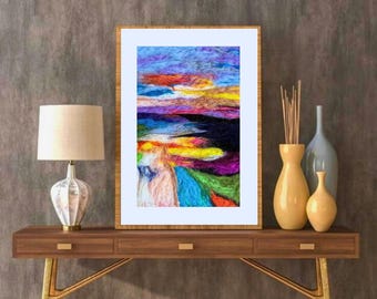 Op de afbeelding: Een ingelijste abstracte kunstdruk met een kleurrijk landschap. Het kunstwerk toont een levendige mix van blauw, paars, geel en oranje, waardoor een textuureffect ontstaat. De lijst heeft een warme, lichtbruine kleur. De print wordt tentoongesteld op een houten console.