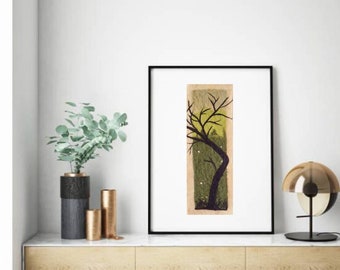 Op de afbeelding: Een ingelijste print van een gestileerde zwarte boom met een gele en groene achtergrond. De boom is geplaatst tegen een groene en gele achtergrond met witte stippen.