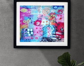 Op de afbeelding: Abstract schilderij in een zwarte lijst. Het schilderij heeft een kleurrijke, textuurrijke achtergrond met swirls, stippen en lijnen in tinten roze, blauw, groen en oranje.