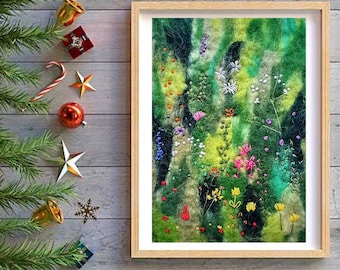 Op de afbeelding: Een ingelijst naaldviltwerk dat een weelderige groene weide met kleurrijke wilde bloemen voorstelt. Het kunstwerk toont een verscheidenheid aan bloemen in tinten roze, paars, geel en wit, evenals groen gebladerte en een paar rode bessen.