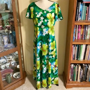Vintage &quot;Pomare&quot; Hibiscus Flower Aloha Dress (XS) - Floral Pattern, Full Length, Flared Short Sleeves - Made in Hawaii - 1960&#39;s