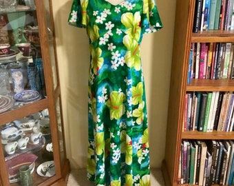 Vintage "Pomare" Hibiscus Flower Aloha Dress (XS) - Floral Pattern, Full Length, Flared Short Sleeves - Made in Hawaii - 1960's