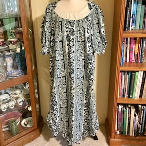 Vintage &quot;Hilo Hattie&quot; Aloha Muumuu Dress (Size M) - Floral Pattern, Full Length, Long Sleeve, Ruffle Hem - Made in Hawaii - 1970&#39;s to 1990&#39;s