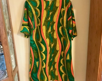 Vintage Handmade Aloha Muumuu Dress (L to XL) - Tropical, Knee Length, Half Sleeve - Made in Hawaii - 1960's to 1990's