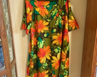 Vintage Handmade Aloha Muumuu Dress (L to XL) - Floral Pattern, Knee Length, Half Sleeve (Note Repair) - Made in Hawaii - 1960's to 1990's