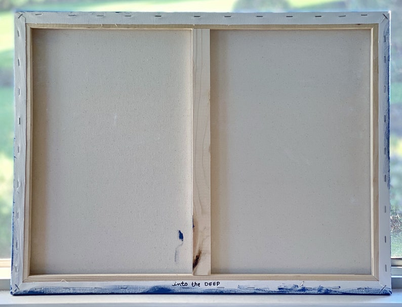 Puede incluir: Parte trasera de una obra de arte en lienzo con marco de madera. El lienzo es blanco y el marco es de madera. Los bordes del lienzo est&aacute;n pintados de azul. El texto "into the DEEP" est&aacute; escrito en tinta negra en el borde inferior.