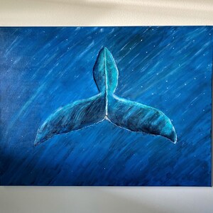 Puede incluir: Pintura en lienzo azul de la cola de una ballena, con tonos azules y blancos. La cola es el punto focal, sobre un fondo azul oscuro con motas blancas en forma de estrella, sugiriendo una escena submarina o nocturna.
