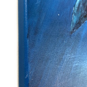 Puede incluir: Pintura abstracta sobre lienzo, con un degradado de azules profundos. La obra de arte tiene una superficie texturizada y una firma en tinta negra en el lateral. El borde de la pintura es visible, mostrando el grosor del lienzo.