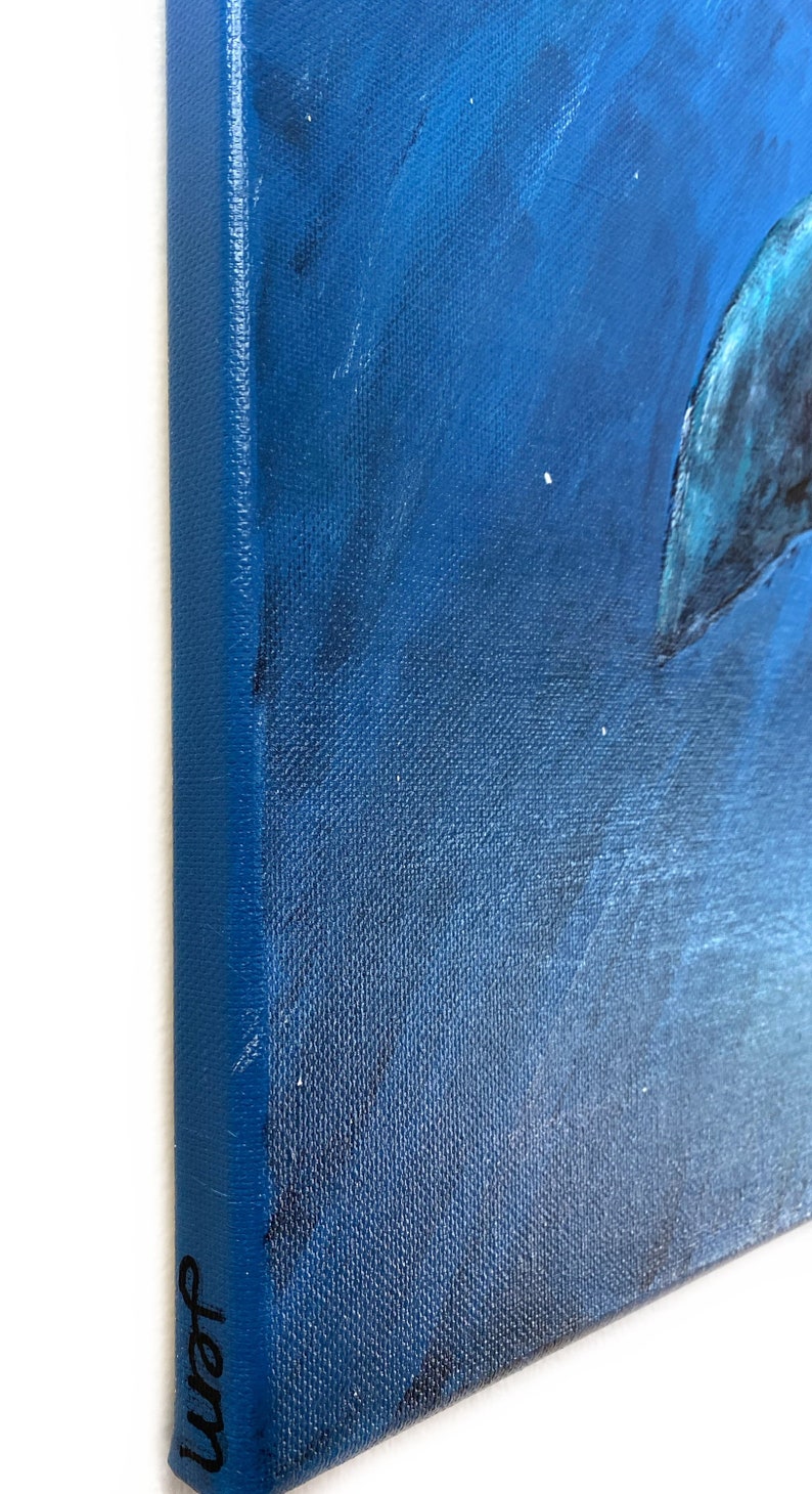Puede incluir: Pintura abstracta sobre lienzo, con un degradado de azules profundos. La obra de arte tiene una superficie texturizada y una firma en tinta negra en el lateral. El borde de la pintura es visible, mostrando el grosor del lienzo.