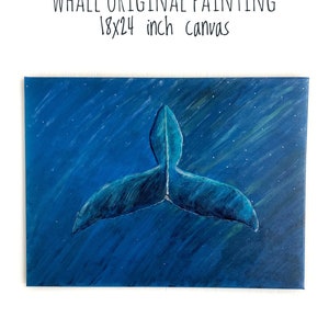 Puede incluir: Pintura original sobre lienzo de 46x61 cm. La obra representa la cola de una ballena en tonos azules sobre un fondo azul oscuro con motas blancas. El texto "INTO THE DEEP WHALE ORIGINAL PAINTING" est&aacute; en la parte superior.