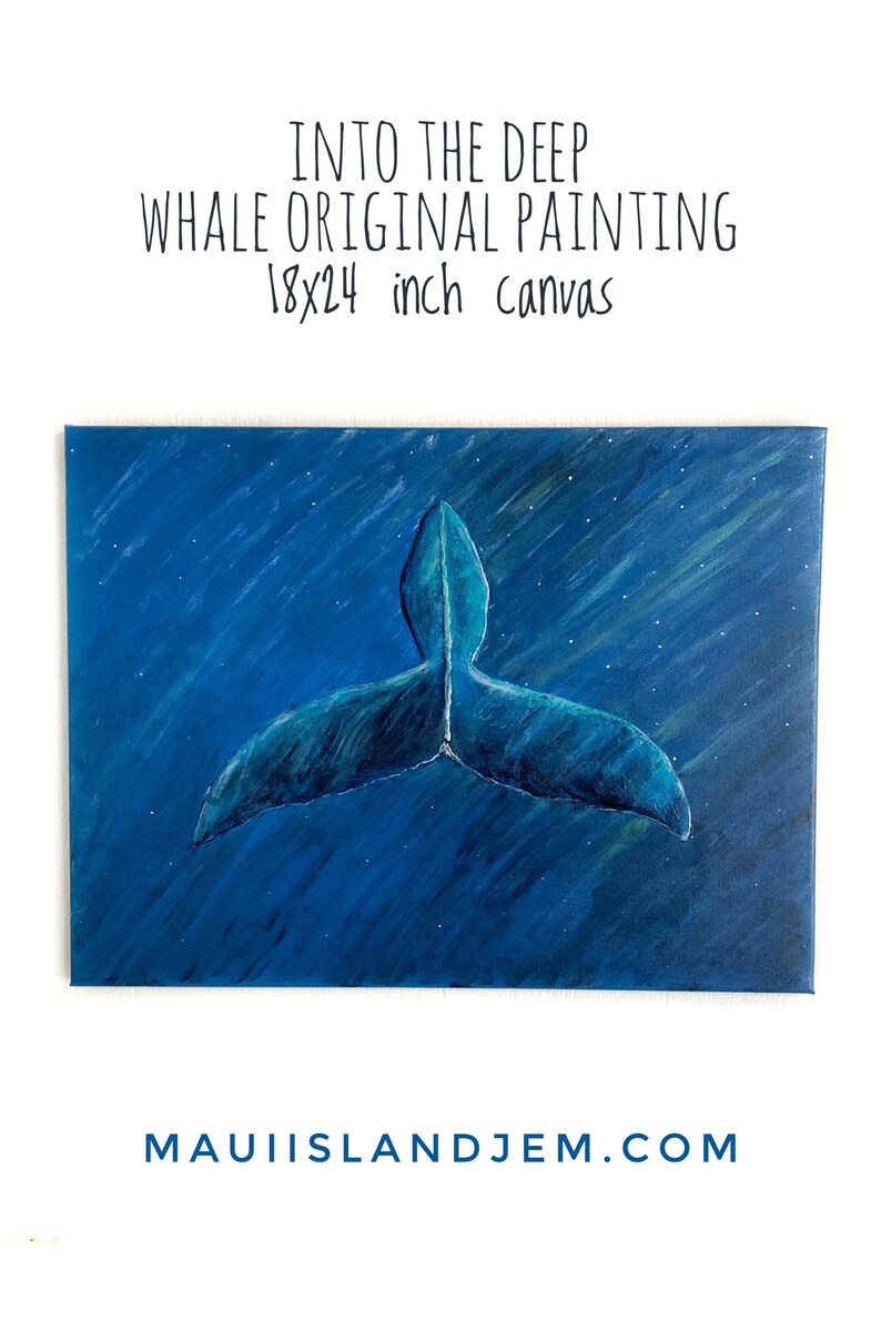 Puede incluir: Pintura original sobre lienzo de 46x61 cm. La obra representa la cola de una ballena en tonos azules sobre un fondo azul oscuro con motas blancas. El texto "INTO THE DEEP WHALE ORIGINAL PAINTING" est&aacute; en la parte superior.