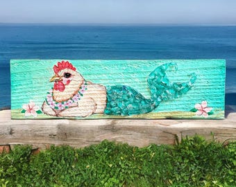 再生木材に描かれた人魚とニワトリの絵、シーグラスの尾付き｜風変わりな海岸アート