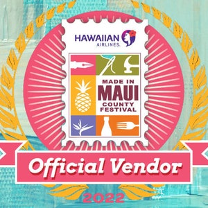 Puede incluir: Gr&aacute;fico colorido para el Festival Made in Maui County. El dise&ntilde;o presenta un sello con el logotipo de Hawaiian Airlines e iconos variados. El texto "Official Vendor 2022" se muestra en una pancarta rosa.