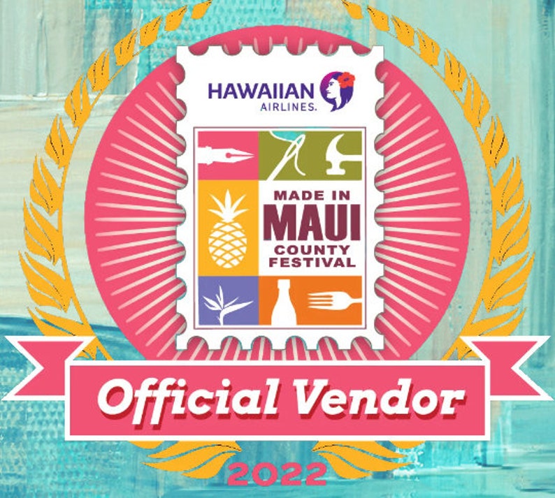 Puede incluir: Gr&aacute;fico colorido para el Festival Made in Maui County. El dise&ntilde;o presenta un sello con el logotipo de Hawaiian Airlines e iconos variados. El texto "Official Vendor 2022" se muestra en una pancarta rosa.