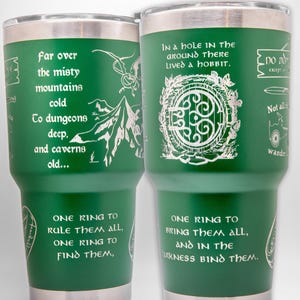 Bicchiere inciso al laser Misty Mountain: regalo fantasy per amanti dei libri