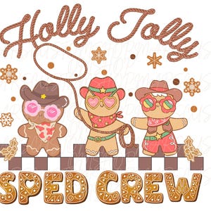 Könnte beinhalten: Drei Lebkuchenmänner mit Cowboyhüten und Sonnenbrillen mit dem Text "Holly Jolly Sped Crew" in Lebkuchenbuchstaben.