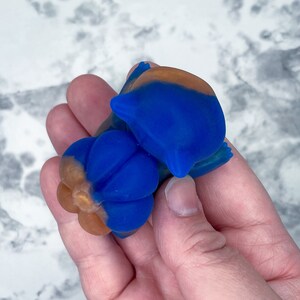 Cute Bulb Dinosaur Shaped Silicone Squishy - Squeeze and Play Toy for Relaxation and Fun