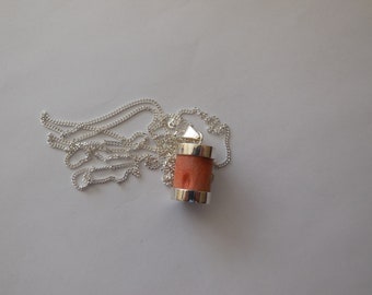 Collana con pendente in argento sterling e corallo rosso, realizzata a mano, dal design moderno.