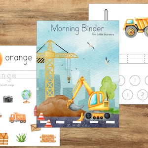 Puede incluir: Una hoja de trabajo imprimible para niños pequeños con un camión de construcción amarillo y una grúa. La hoja de trabajo incluye una actividad de trazado, una actividad de reconocimiento de números y una actividad de identificación de colores. El texto en la hoja de trabajo dice "Morning Binder for little learners".